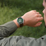 Timberland Northbridge TDWGX0095201 σε ανδρικό χέρι με καφέ δερμάτινο λουράκι.