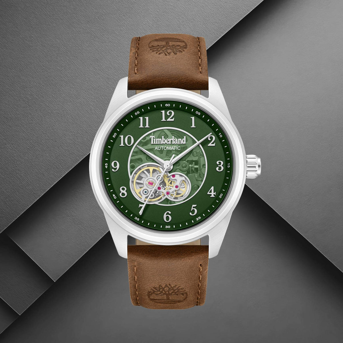 Timberland Northbridge TDWGX0095201 σε studio background με καφέ δερμάτινο λουράκι και πράσινο skeleton καντράν.
