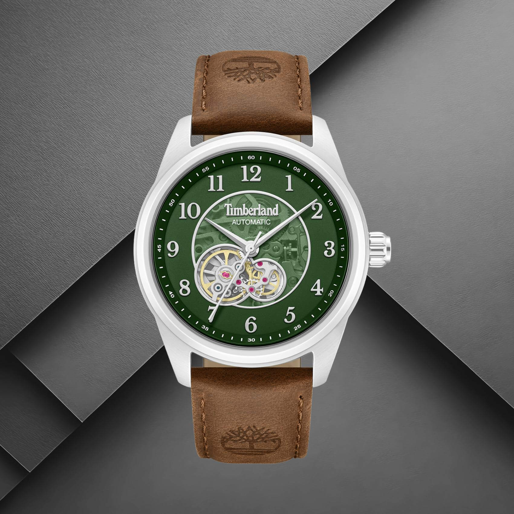 Timberland Northbridge TDWGX0095201 σε studio background με καφέ δερμάτινο λουράκι και πράσινο skeleton καντράν.
