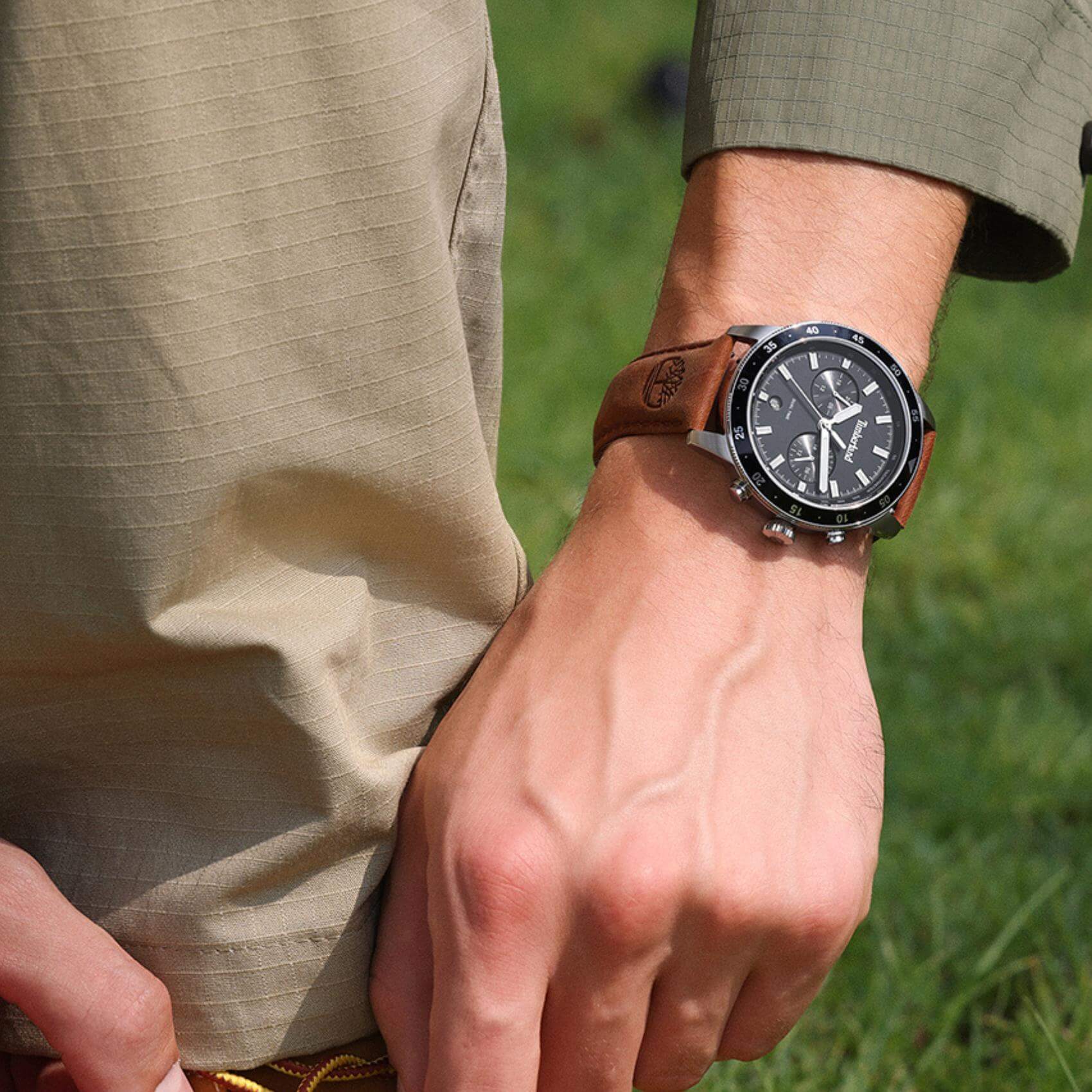 Timberland Parkman TDWGF0094301 σε ανδρικό χέρι με καφέ δερμάτινο λουράκι.