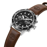 Κοντινό στο μαύρο καντράν του Timberland Parkman TDWGF0094301 με ένδειξη ημερομηνίας και διπλής ώρας.