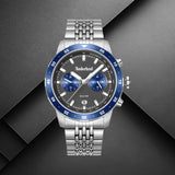 Timberland Parkman TDWGK0094303 με ασημί ατσάλινο μπρασελέ και ανθρακί καντράν με μπλε λεπτομέρειες.