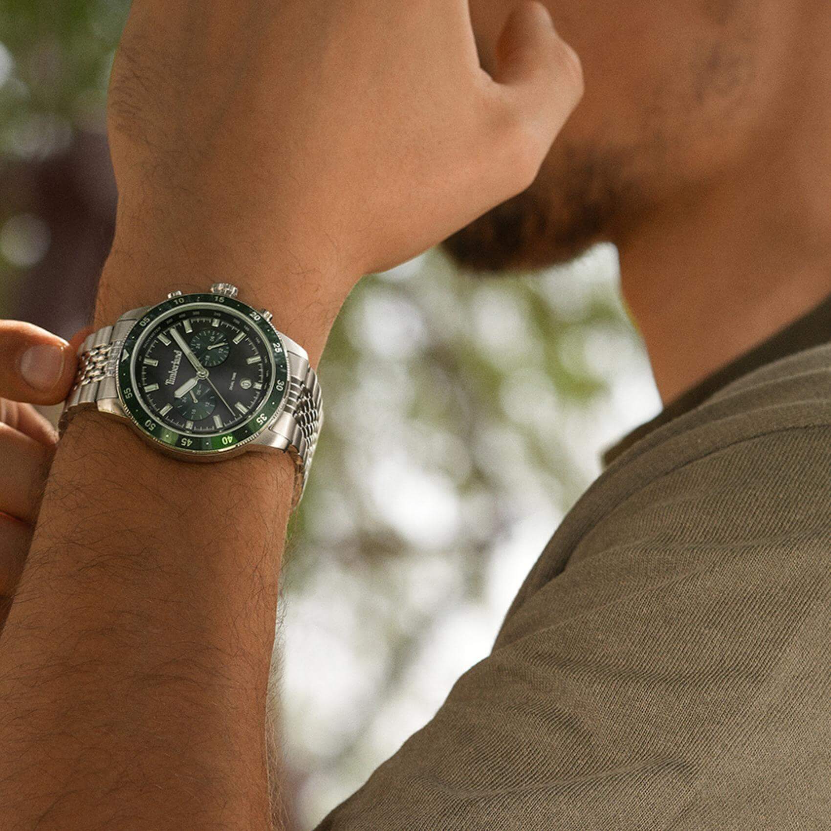 Timberland Parkman TDWGK0094304 σε ανδρικό χέρι με ασημί ατσάλινο μπρασελέ.