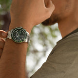 Timberland Parkman TDWGK0094304 σε ανδρικό χέρι με ασημί ατσάλινο μπρασελέ.