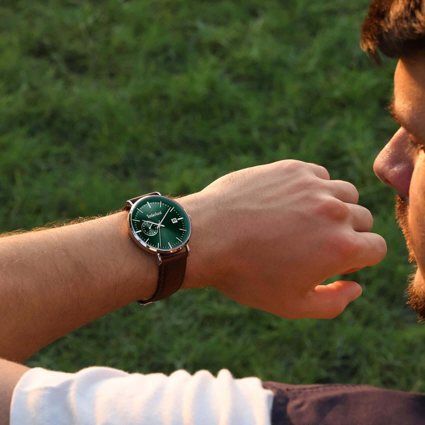 Timberland Rangeley TDWGF0094502 σε ανδρικό χέρι με καφέ δερμάτινο λουράκι.