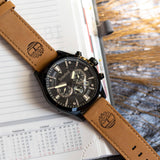 Ρολόι Timberland Tidemark TDWGF2132102 με καφέ δερμάτινο λουρί, μαύρο καντράν και κάσα διαμέτρου 46mm με ένδειξη ημερομηνίας και χρονογράφους.