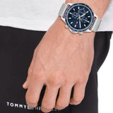 Αντρικό ρολόι Tommy Hilfiger Weston 1710504 με ασημί ατσάλινο μπρασελέ και μπλε καντράν διαμέτρου 44mm με ένδειξη ημέρας-ημερομηνίας.