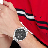 Ανδρικό ρολόι Tommy Hilfiger Morgan 1710689 με ασημί ατσάλινο μπρασελέ και γκρι σκούρο καντράν διαμέτρου 48mm, φορεμένο.