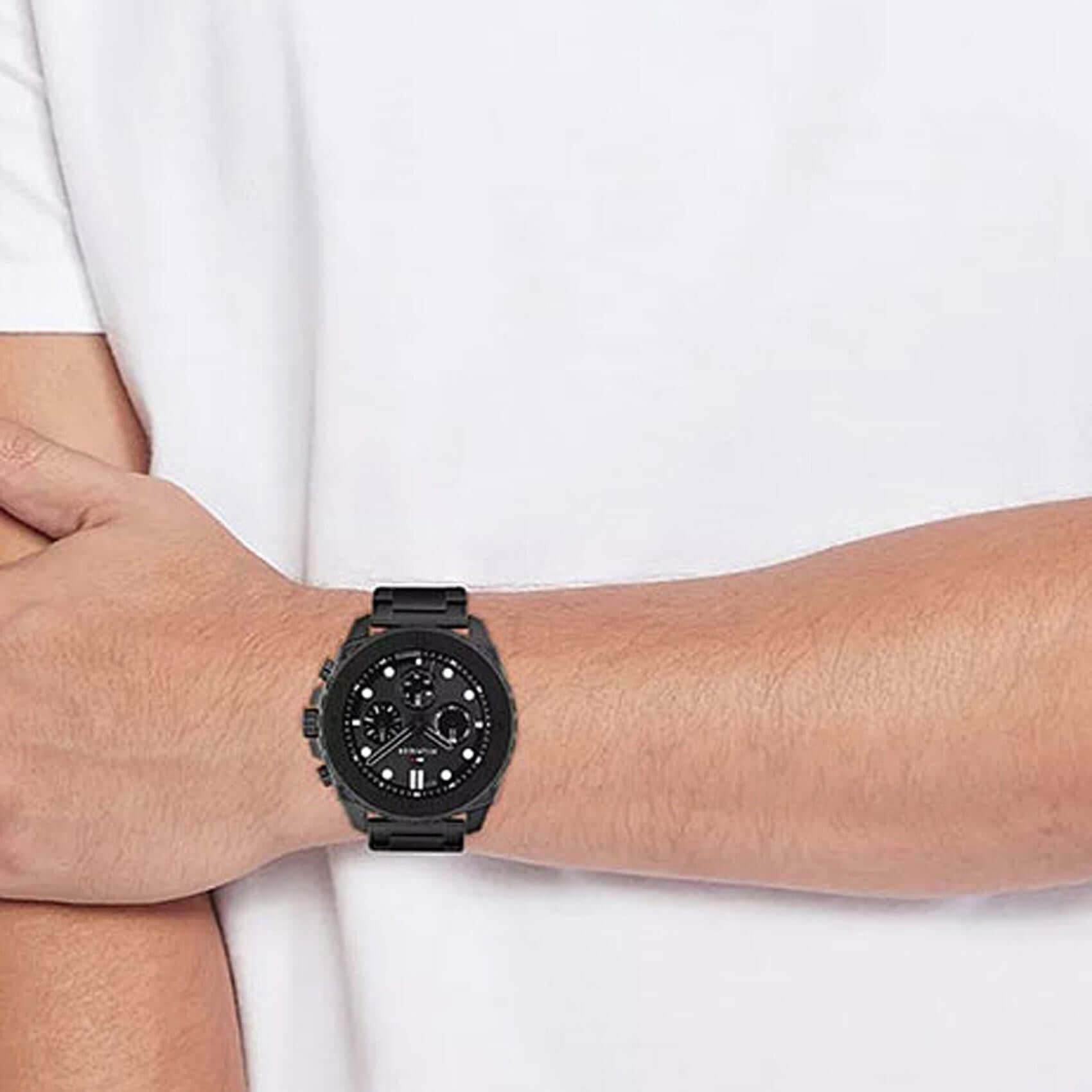Ανδρικό ρολόι Tommy Hilfiger Morgan 1710690 με μαύρο ατσάλινο μπρασελέ και μαύρο καντράν διαμέτρου 48mm, φορεμένο.