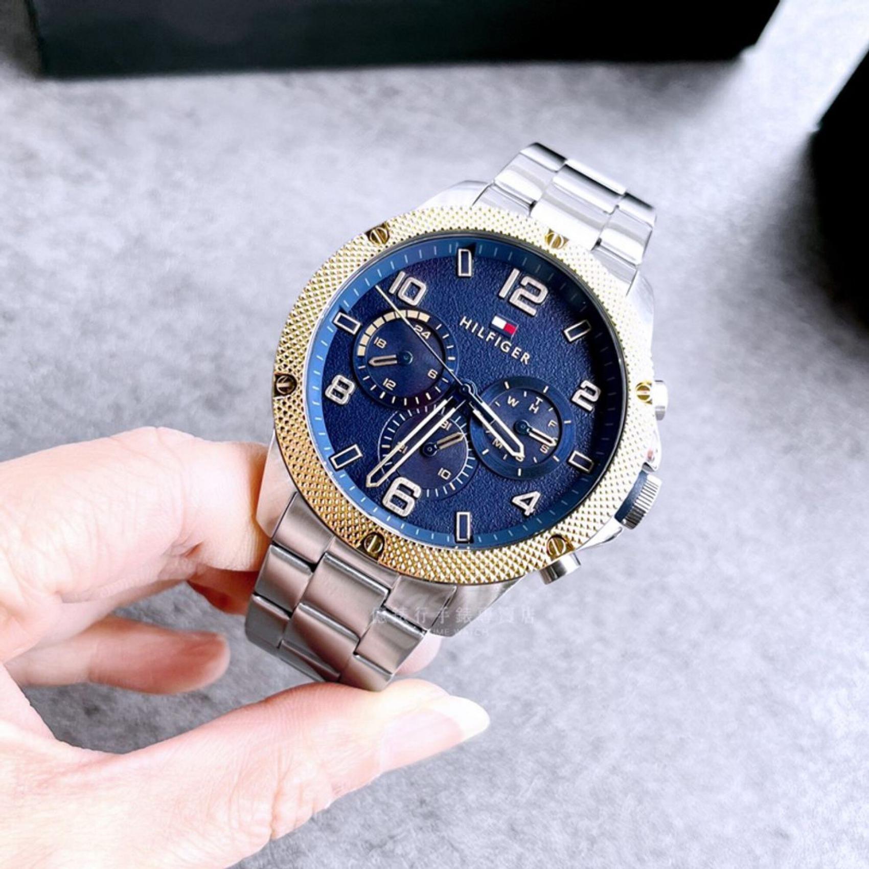 Αντρικό ρολόι Tommy Hilfiger Blaze 1792031 με ασημί ατσάλινο μπρασελέ και μπλε καντράν διαμέτρου 46mm.