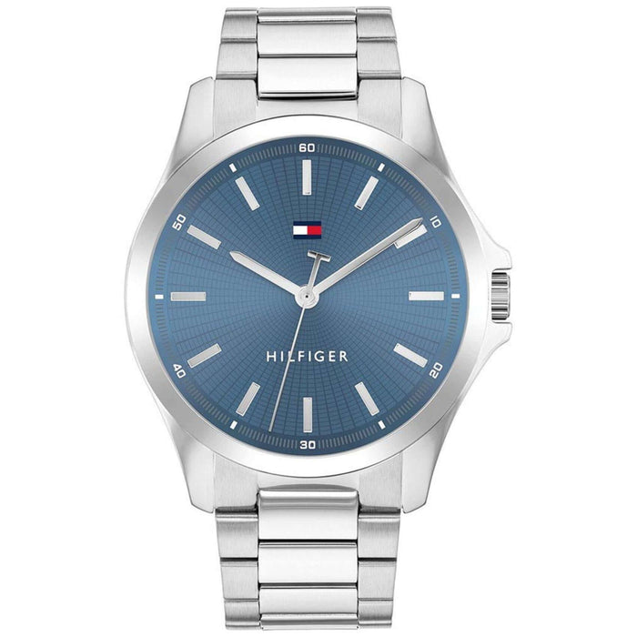 Αντρικό ρολόι Tommy Hilfiger Bruce 1710670 που συνδυάζει ασημί ατσάλινο μπρασελέ και μπλε καντράν διαμέτρου 43mm. 