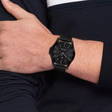 Αντρικό ρολόι Tommy Hilfiger Bruce 1792190 με μαύρο δερμάτινο λουράκι και μαύρο καντράν 43mm, φορεμένο.
