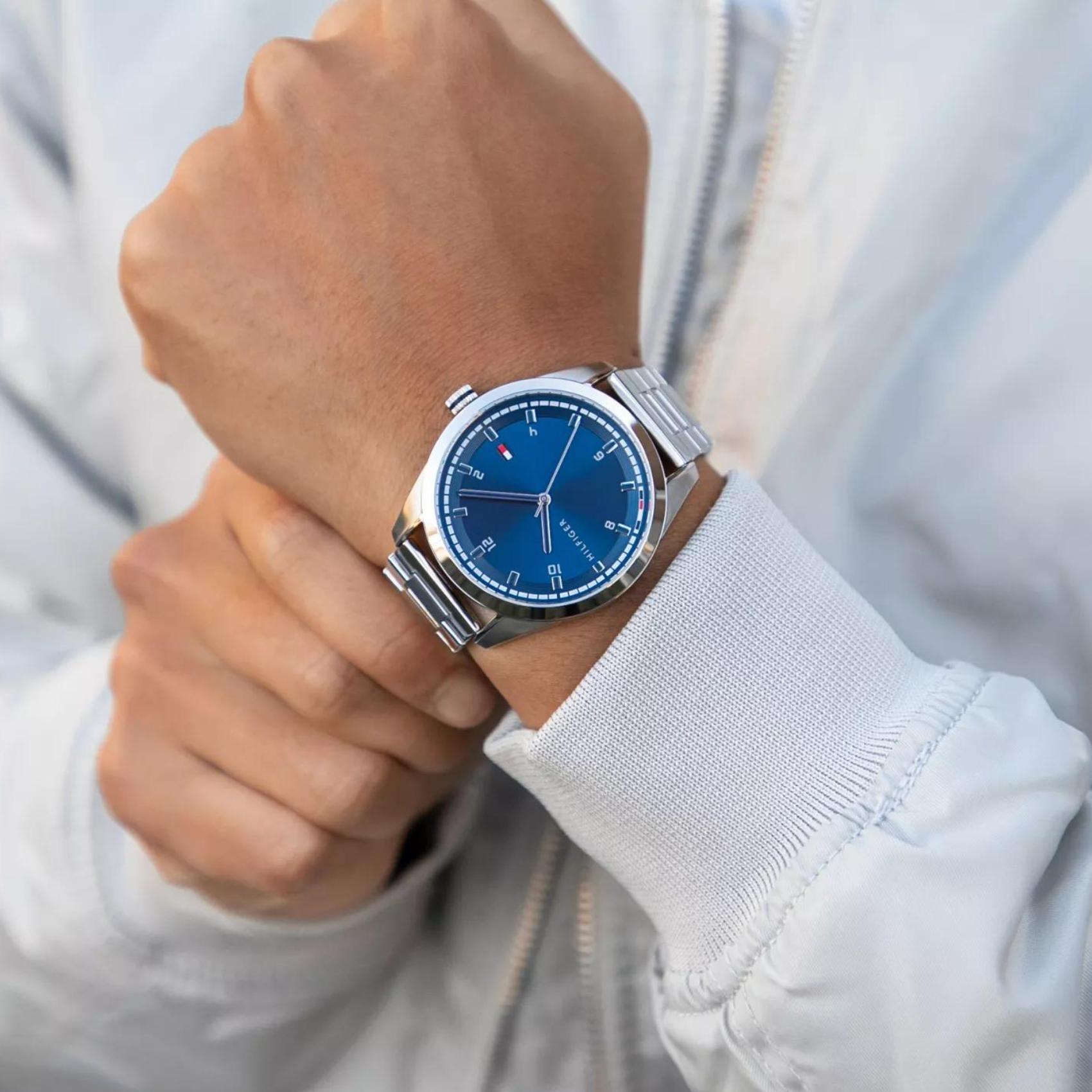 Αντρικό ρολόι Tommy Hilfiger Griffin 1710455 με ασημί ατσάλινο μπρασελέ και μπλε καντράν διαμέτρου 43mm.