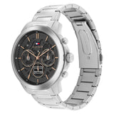 Ανδρικό ρολόι Tommy Hilfiger Henry 1710683 με ασημί ατσάλινο μπρασελέ και μαύρο καντράν διαμέτρου 43mm, πλαίνή όψη.