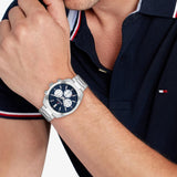 Αντρικό ρολόι Tommy Hilfiger Hudson 1710722 χρονογράφος με ασημί ατσάλινο μπρασελέ και μπλε καντράν διαμέτρου 40mm, φορεμένο.