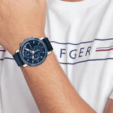 Ανδρικό ρολόι Tommy Hilfiger Jameson 1792051 με μπλε δερμάτινο λουράκι και μπλε καντράν διαμέτρου 46mm, με ένδειξη ημερομηνίας και ημέρας.