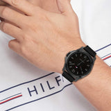 Ανδρικό ρολόι Tommy Hilfiger Jason 1710485 με μαύρο δερμάτινο λουράκι και μαύρο καντράν διαμέτρου 44mm.