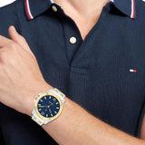 Αντρικό ρολόι Tommy Hilfiger Jason 1710507 με ασημί ατσάλινο μπρασελέ και μπλε καντράν διαμέτρου 44mm.
