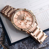 Γυναικείο ρολόι Tommy Hilfiger Kenzie 1782558 με ροζ χρυσό ατσάλινο μπρασελέ και ροζ χρυσό καντράν διαμέτρου 40mm με ζιργκόν.