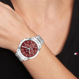 Γυναικείο ρολόι Tommy Hilfiger Kenzie 1782559 με ασημί ατσάλινο μπρασελέ και κόκκινο καντράν διαμέτρου 40mm με ζιργκόν.
