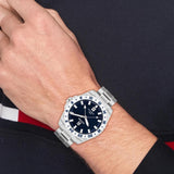 Ανδρικό ρολόι Tommy Hilfiger Lance 1792132 με ασημί ατσάλινο μπρασελέ και μπλε καντράν διαμέτρου 42mm.