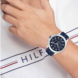 Ανδρικό ρολόι Tommy Hilfiger Jax 1710649 με μπλε καουτσούκ λουράκι και μπλε καντράν διαμέτρου 48mm. 