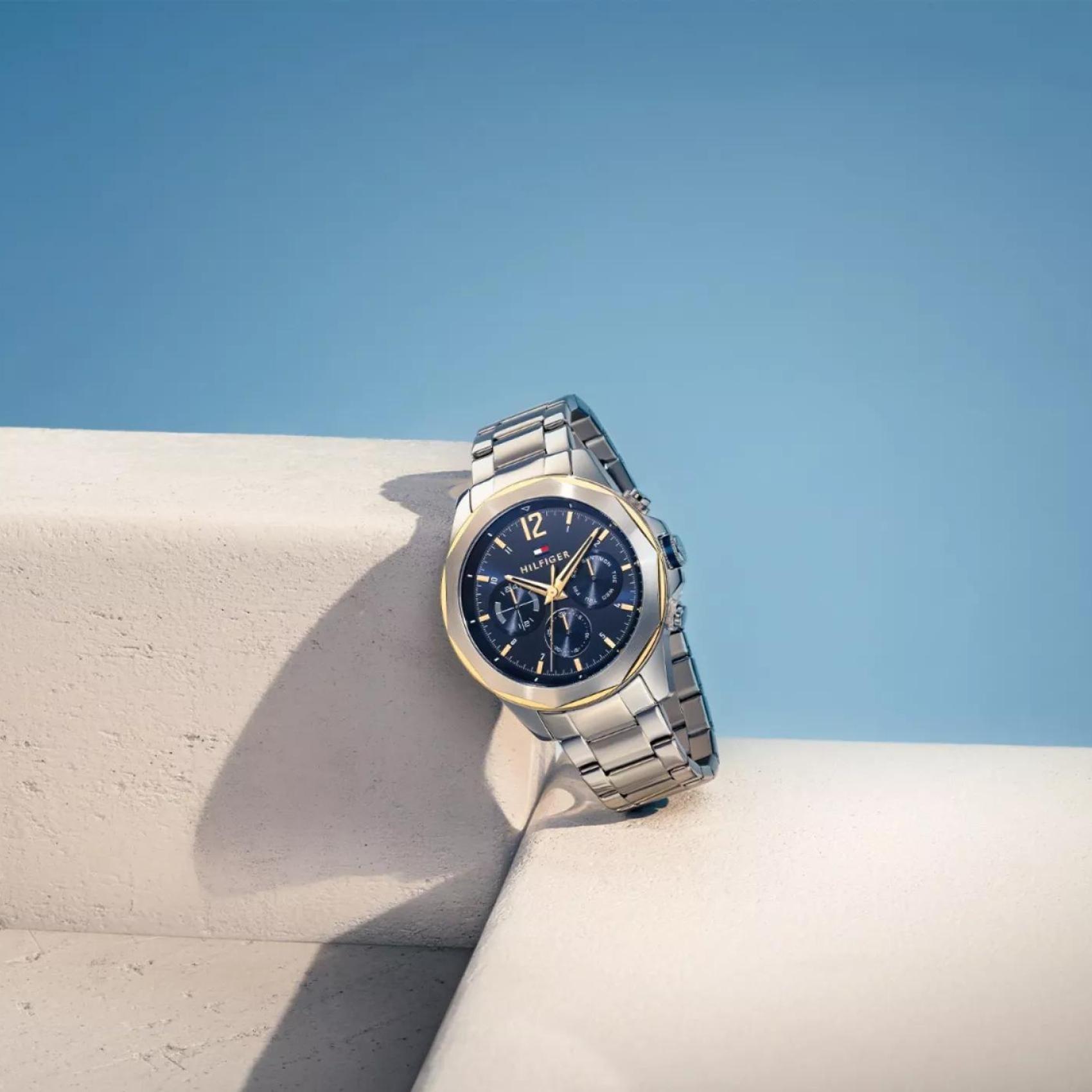 Αντρικό ρολόι Tommy Hilfiger Lars 1792059 με ασημί ατσάλινο μπρασελέ και μπλε καντράν διαμέτρου 46mm με ένδειξη ημερομηνίας-ημέρας.