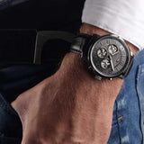 Ανδρικό ρολόι Tommy Hilfiger Lars 1792062 με μαύρο δερμάτινο λουράκι και μαύρο καντράν διαμέτρου 46mm, με ένδειξη ημερομηνίας και ημέρας.