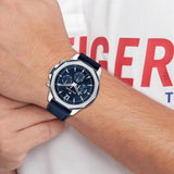 Ανδρικό ρολόι Tommy Hilfiger Lars 1792063 με μπλε δερμάτινο λουράκι και μπλε καντράν διαμέτρου 46mm, με ένδειξη ημερομηνίας και ημέρας.