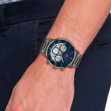 Ανδρικό ρολόι Tommy Hilfiger Legend 1710707 με ανθρακί ατσάλινο μπρασελέ και μπλε καντράν διαμέτρου 44mm, φορεμένο.