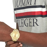 Αντρικό ρολόι Tommy Hilfiger Nelson 1792025 με χρυσό ατσάλινο μπρασελέ και χρυσό καντράν διαμέτρου 45mm.