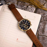 Ανδρικό ρολόι Tommy Hilfiger Ryder 1710496 με καφέ δερμάτινο λουράκι και μπλε καντράν διαμέτρου 44mm με ένδειξη ημέρας-ημερομηνίας.