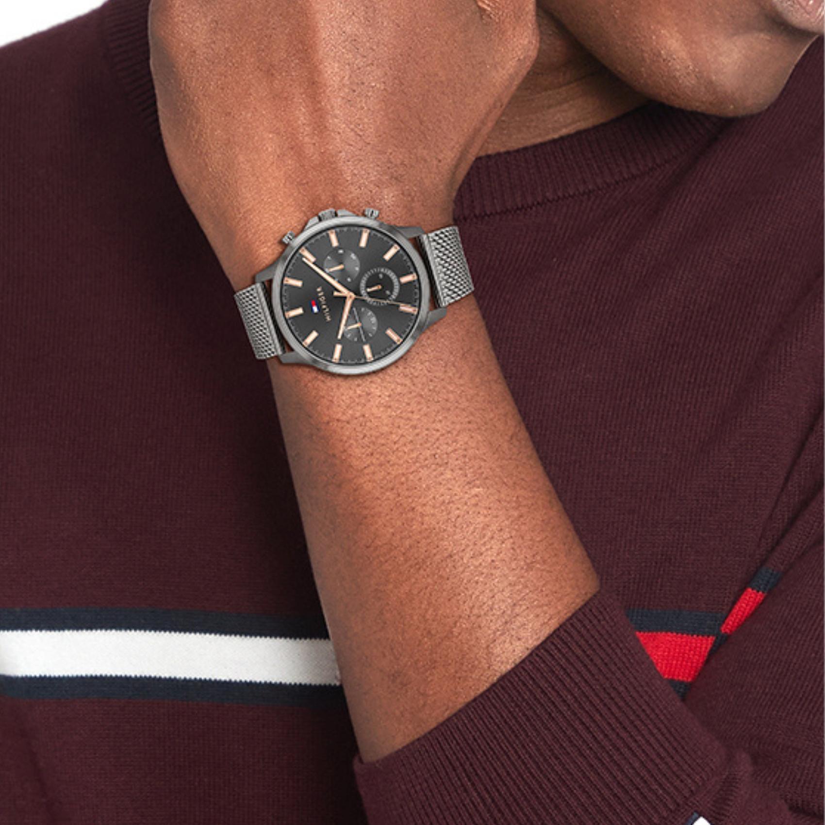 Αντρικό ρολόι Tommy Hilfiger Ryder 1710500 με γκρι ατσάλινο μπρασελέ και γκρι καντράν διαμέτρου 44mm.
