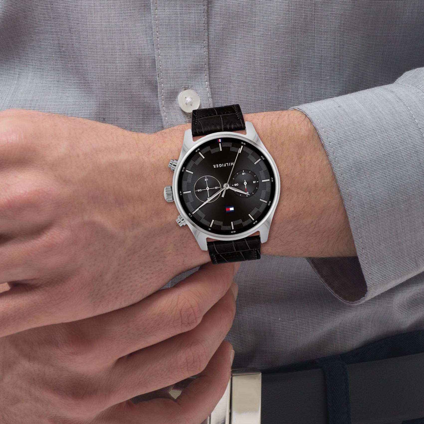 Ανδρικό ρολόι Tommy Hilfiger Sawyer 1710424 με μαύρο δερμάτινο λουράκι, μαύρο καντράν διαμέτρου 44mm και ένδειξη δεύτερης ώρας.