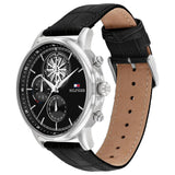 Αντρικό ρολόι Tommy Hilfiger Stewart 1710605 που συνδυάζει μαύρο δερμάτινο λουράκι και μαύρο καντράν διαμέτρου 44mm.