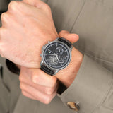 Αντρικό ρολόι Tommy Hilfiger Stewart 1710605 που συνδυάζει μαύρο δερμάτινο λουράκι και μαύρο καντράν διαμέτρου 44mm.