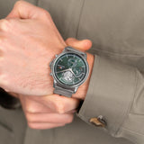 Αντρικό ρολόι Tommy Hilfiger Stewart 1710608 που συνδυάζει ασημί ατσάλινο μπρασελέ και πράσινο καντράν διαμέτρου 44mm.