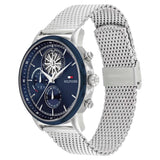 Αντρικό ρολόι Tommy Hilfiger Stewart 1710609 που συνδυάζει ασημί ατσάλινο μπρασελέ και μπλε καντράν διαμέτρου 44mm.