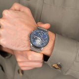 Αντρικό ρολόι Tommy Hilfiger Stewart 1710609 που συνδυάζει ασημί ατσάλινο μπρασελέ και μπλε καντράν διαμέτρου 44mm.