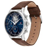 Αντρικό ρολόι Tommy Hilfiger Stewart 1710629 που συνδυάζει καφέ δερμάτινο λουράκι και μπλε καντράν διαμέτρου 44mm.