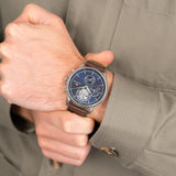 Αντρικό ρολόι Tommy Hilfiger Stewart 1710629 που συνδυάζει καφέ δερμάτινο λουράκι και μπλε καντράν διαμέτρου 44mm.