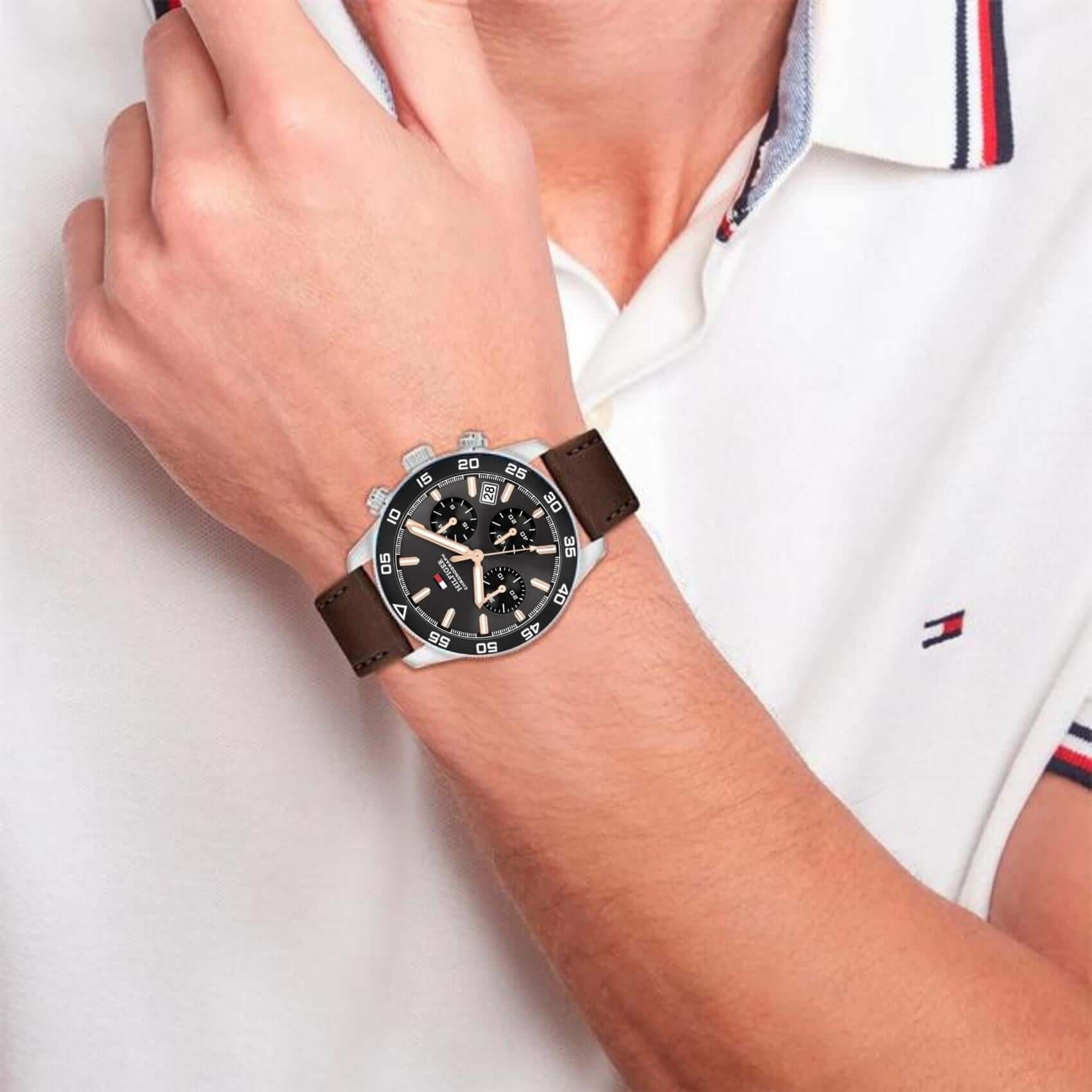 Ρολόι Tommy Hilfiger TH85 1792213 χρονογράφος με καφέ δερμάτινο λουράκι και μαύρο καντράν διαμέτρου 41mm, φορεμένο.