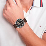 Ρολόι Tommy Hilfiger TH85 1792213 χρονογράφος με καφέ δερμάτινο λουράκι και μαύρο καντράν διαμέτρου 41mm, φορεμένο.