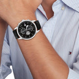 Ανδρικό ρολόι Tommy Hilfiger Weston 1710502 με μαύρο δερμάτινο λουράκι και μαύρο καντράν διαμέτρου 44mm, με ένδειξη ημερομηνίας και ημέρας.