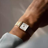 Γυναικείο ρολόι Rosefield Boxy XS QMWMRG-Q040 με ροζ χρυσό ατσάλινο μπρασελέ, καντράν σε άσπρο χρώμα και τετράγωνο σχήμα μεγέθους 22mmX24mm.
