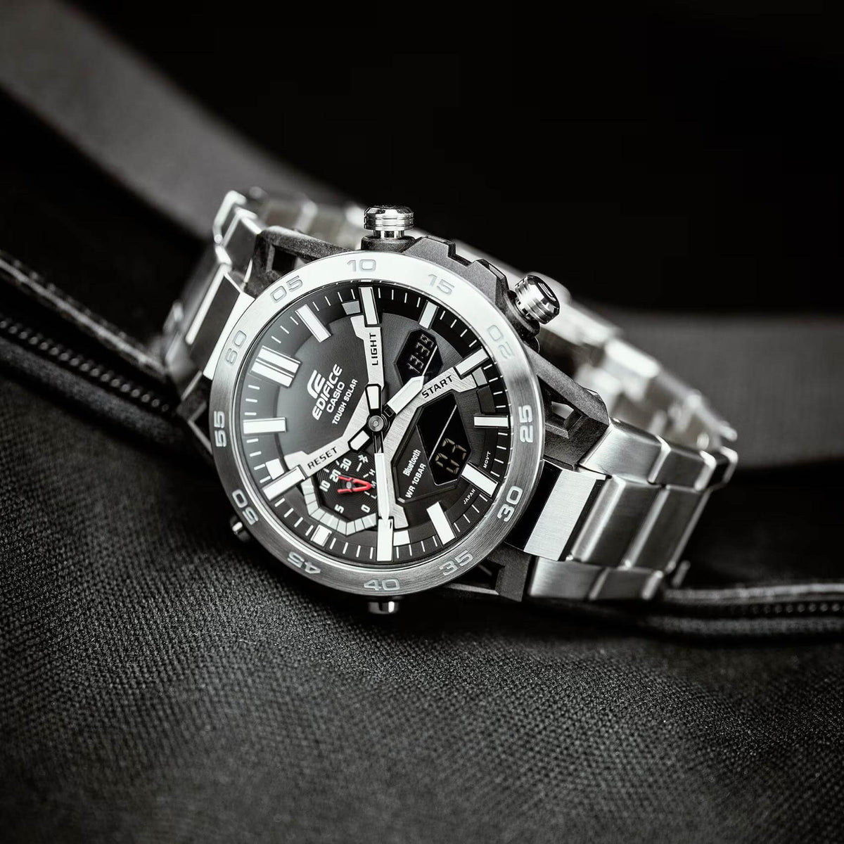 Ρολόι Solar Smart Casio Edifice Sospensione ECB-2000D-1AEF με ασημί ατσάλινο μπρασελέ και μαύρο καντράν διαμέτρου 47,8mm σε στρογγυλό σχημα.