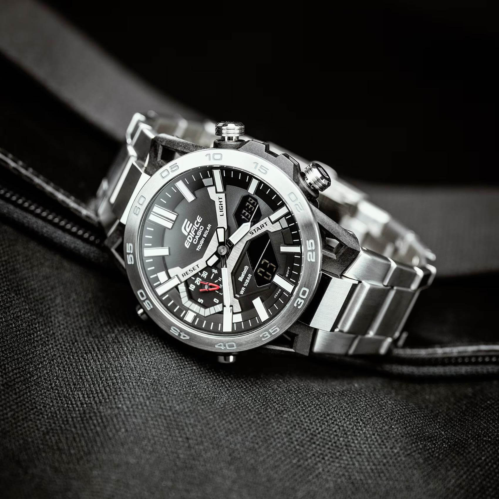 Ρολόι Solar Smart Casio Edifice Sospensione ECB-2000D-1AEF με ασημί ατσάλινο μπρασελέ και μαύρο καντράν διαμέτρου 47,8mm σε στρογγυλό σχημα.