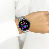 Smartwatch Oozoo Q00135 με με ασημί ατσάλινο μπρασελέ.