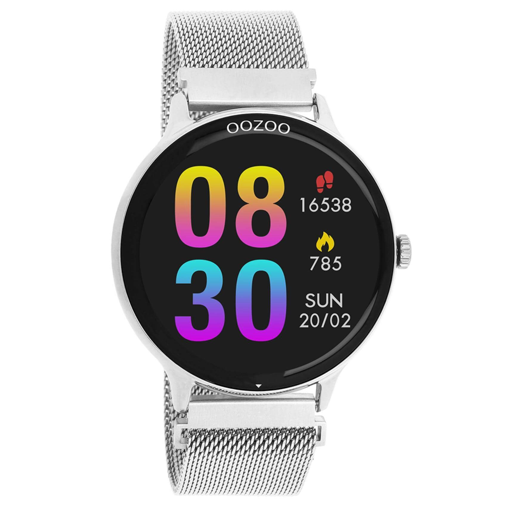 Smartwatch Oozoo Q00135 με ασημί ατσάλινο μπρασελέ, οθόνη διάμετρου 45mm με λειτουργίες μέτρησης θερμιδών, βημάτων, καρδιακών παλμών και σύνδεση σε κινητό με bluetooth.