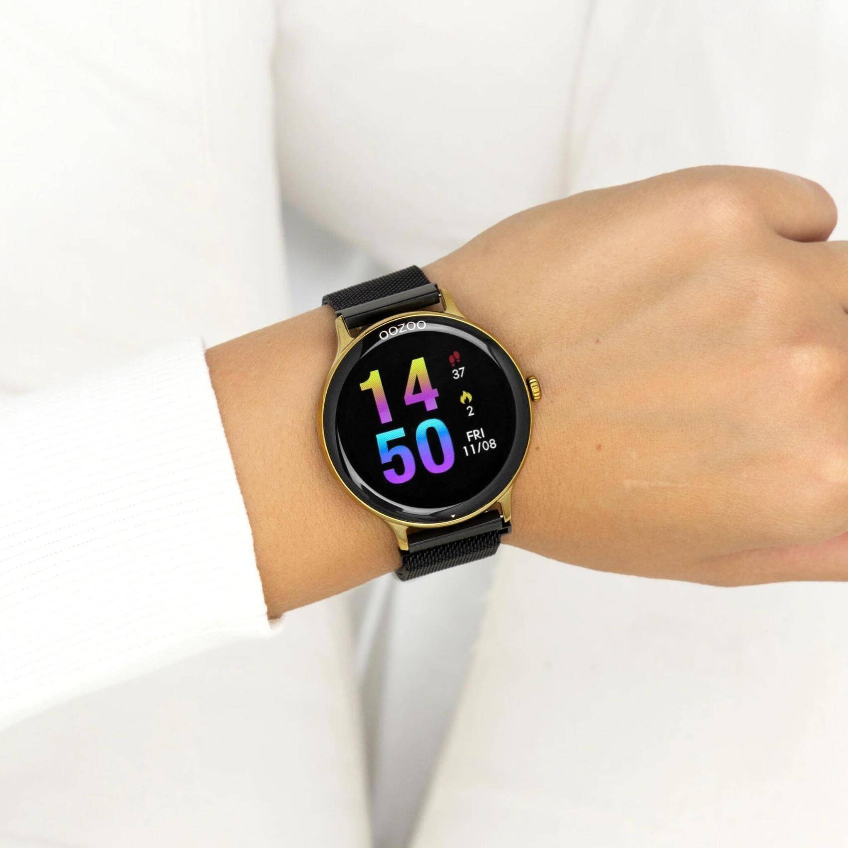 Smartwatch Oozoo Q00137 με με μαύρο ατσάλινο μπρασελέ.